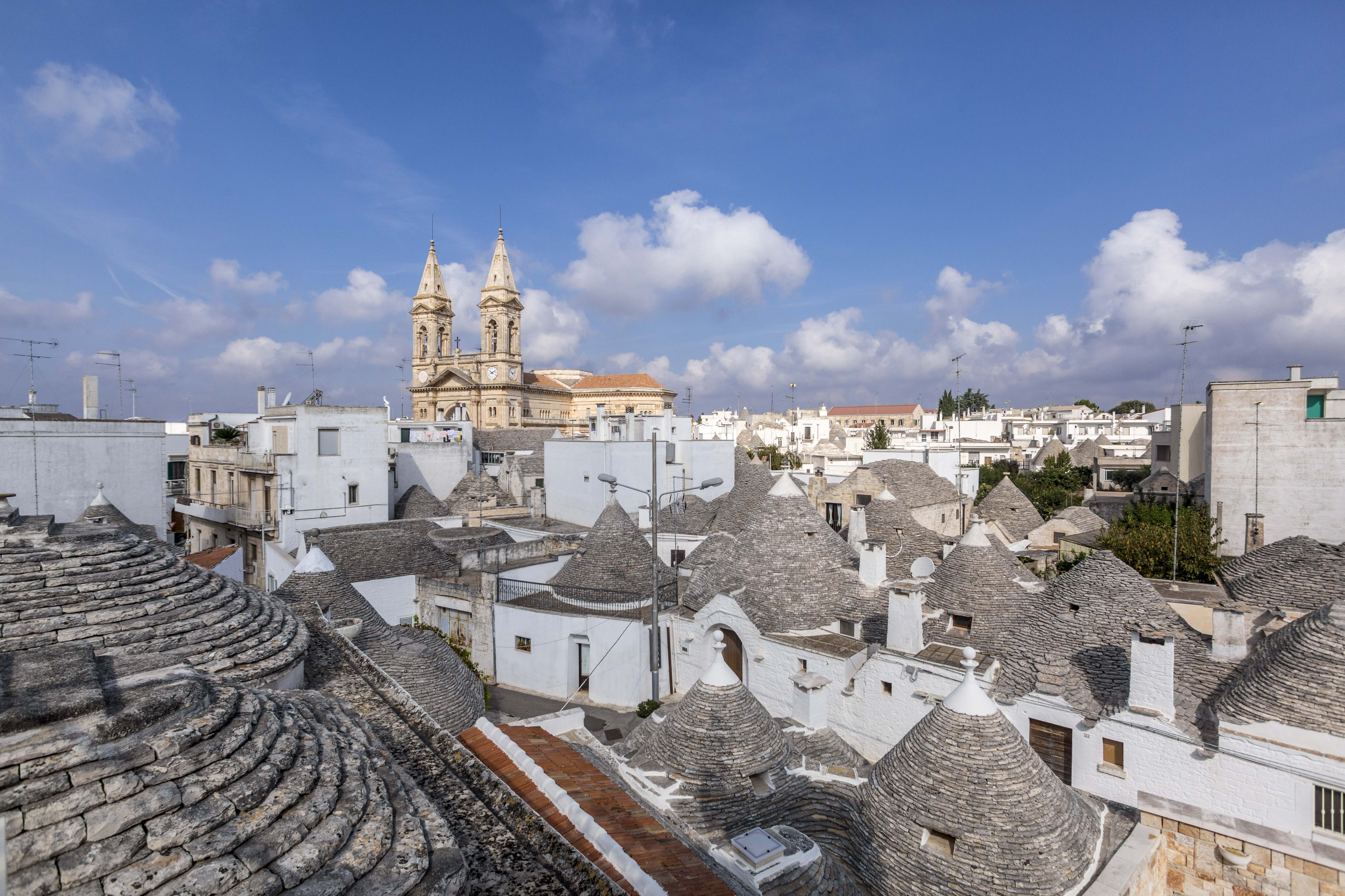 Visit Alberobello: la terra dei Trulli